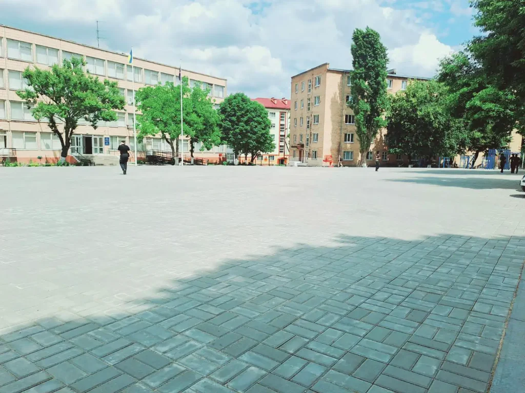 тротуарна плитка цеглинка в університеті, м. Кропивницький