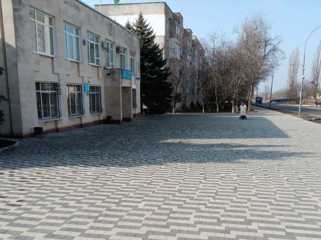 Південноукраїнськ. Міськрада. тротуарна плитка Австрійський брук